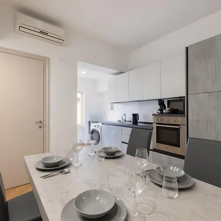 - Parione House