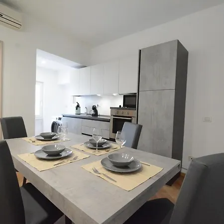 - Parione House
